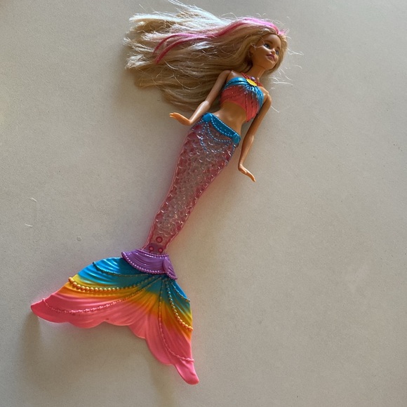 Barbies 2013 and 2016 mermaids - Picture 4 of 8